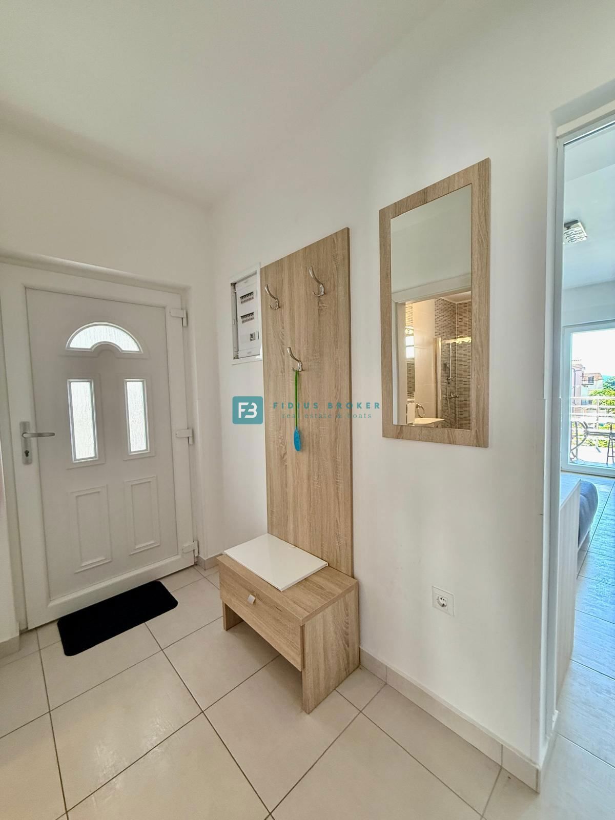 VODICE, samostojna hiša, 430 m do plaže, 5 apartmajev