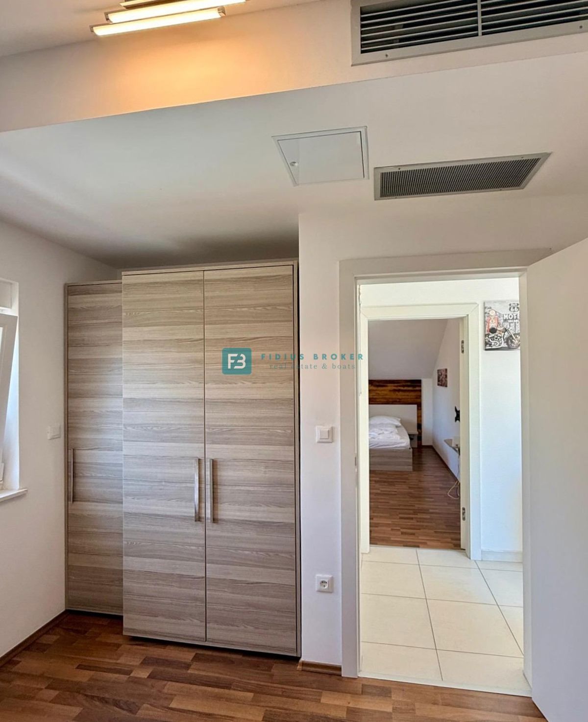 VODICE, samostojna hiša, 430 m do plaže, 5 apartmajev