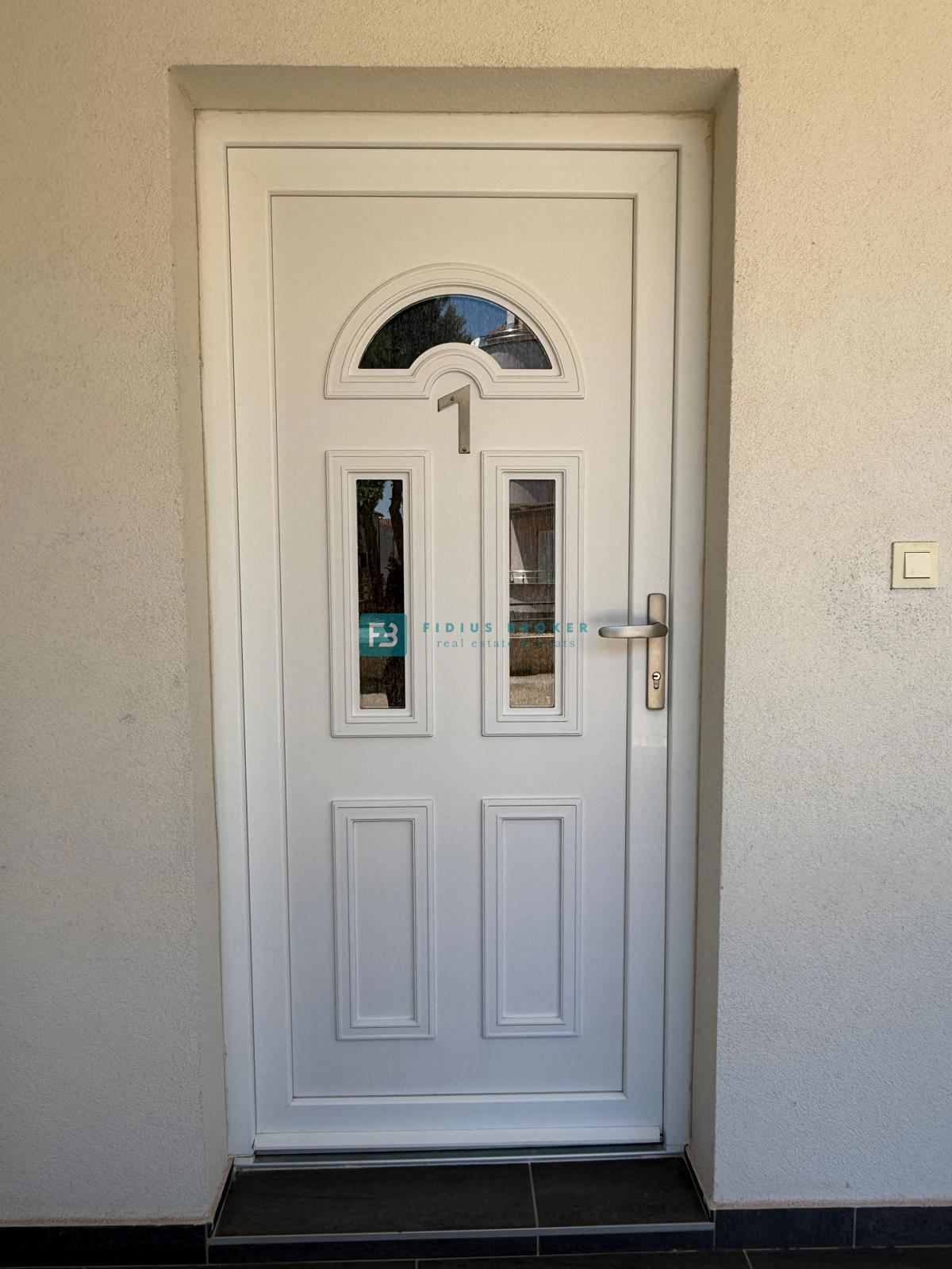 VODICE, samostojna hiša, 430 m do plaže, 5 apartmajev