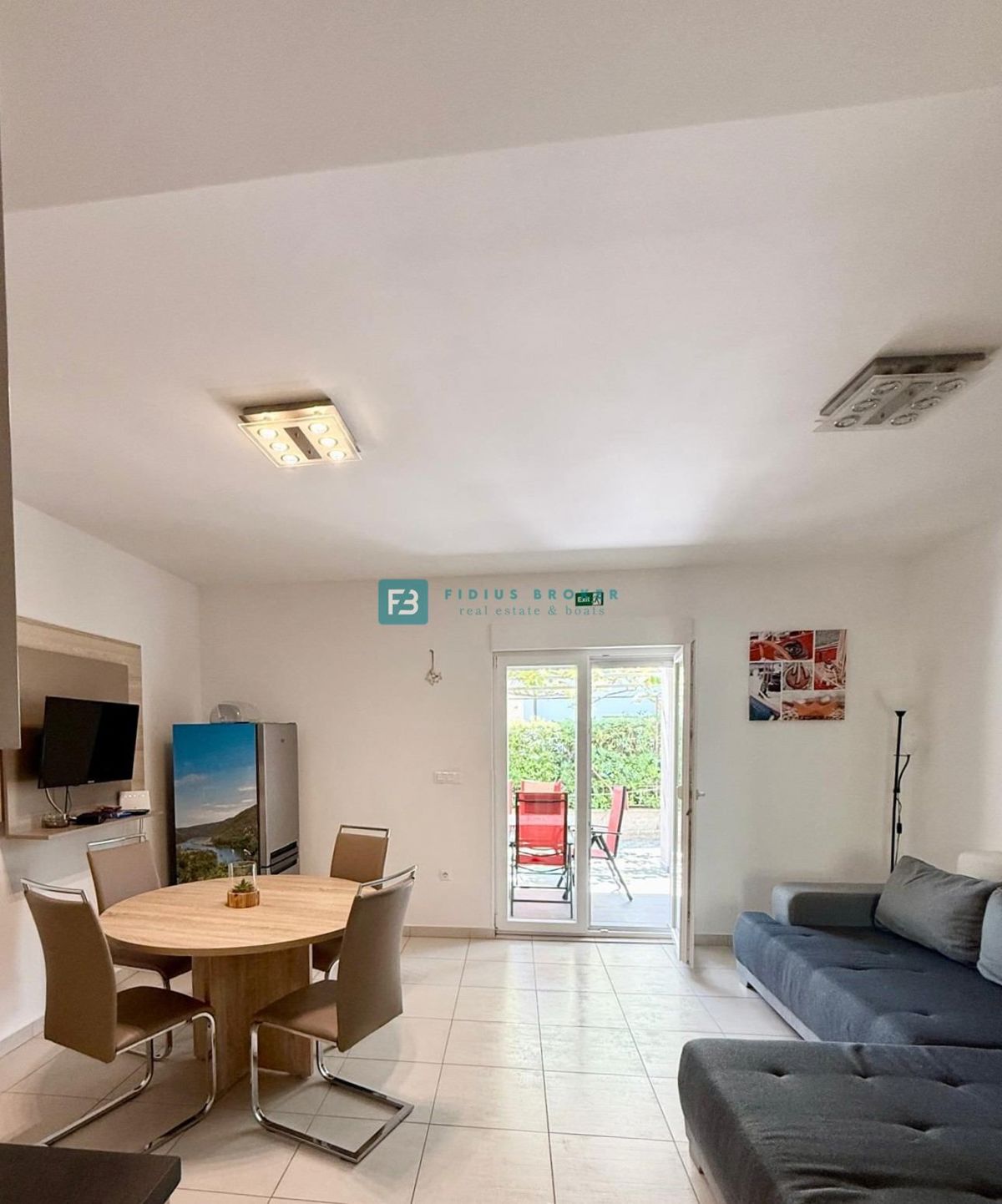 VODICE, samostojna hiša, 430 m do plaže, 5 apartmajev