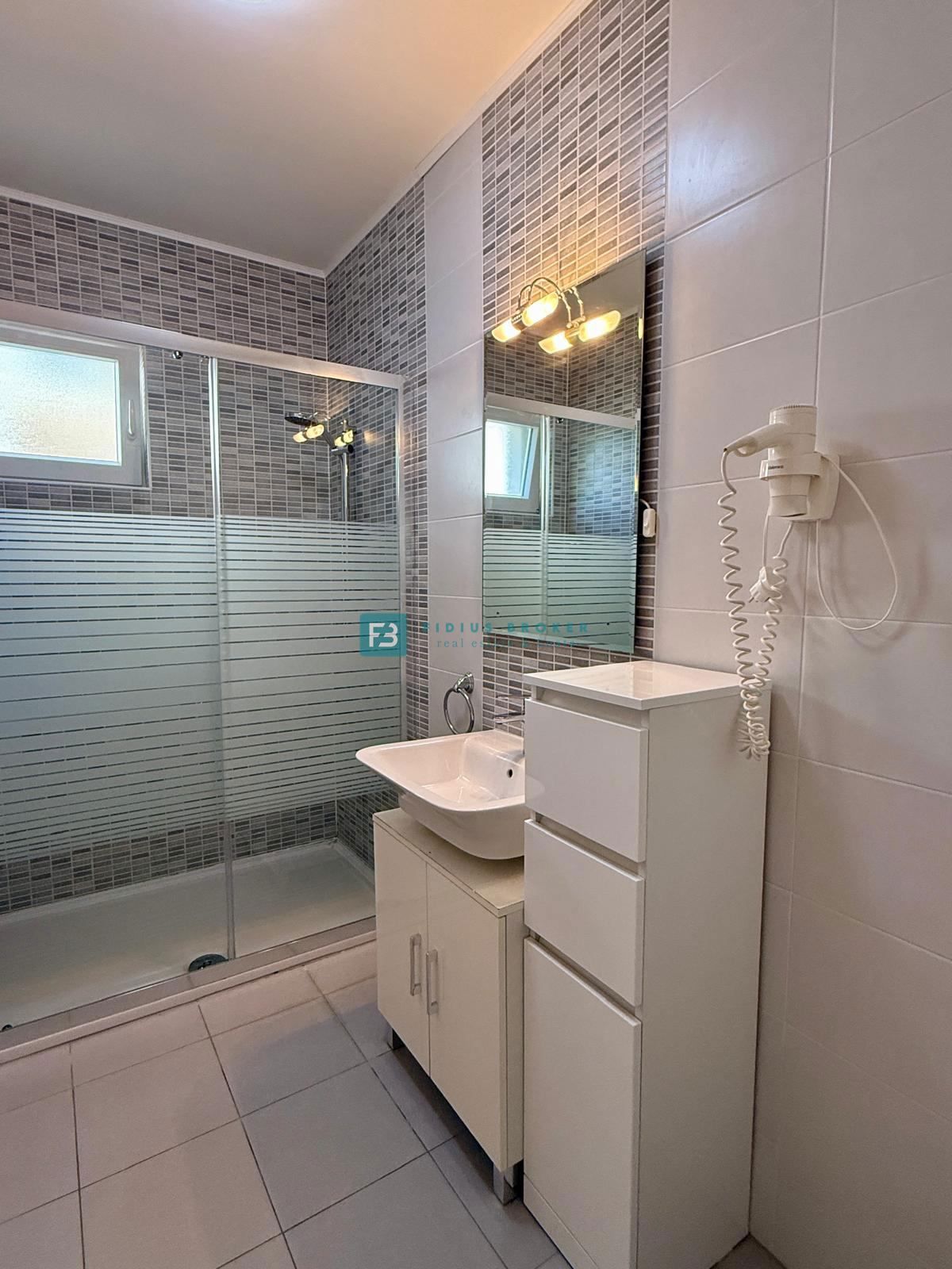 VODICE, samostojna hiša, 430 m do plaže, 5 apartmajev