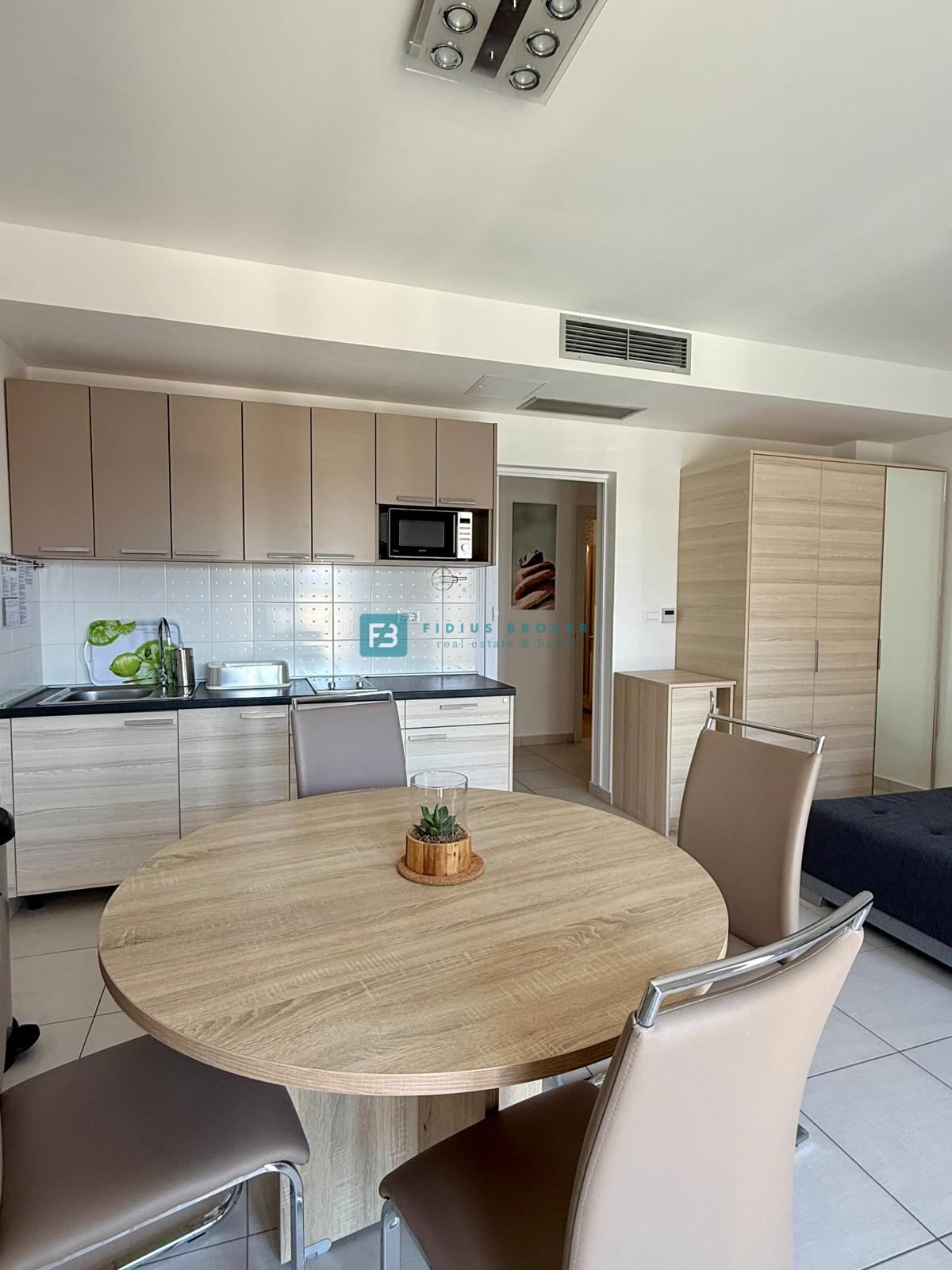 VODICE, samostojna hiša, 430 m do plaže, 5 apartmajev