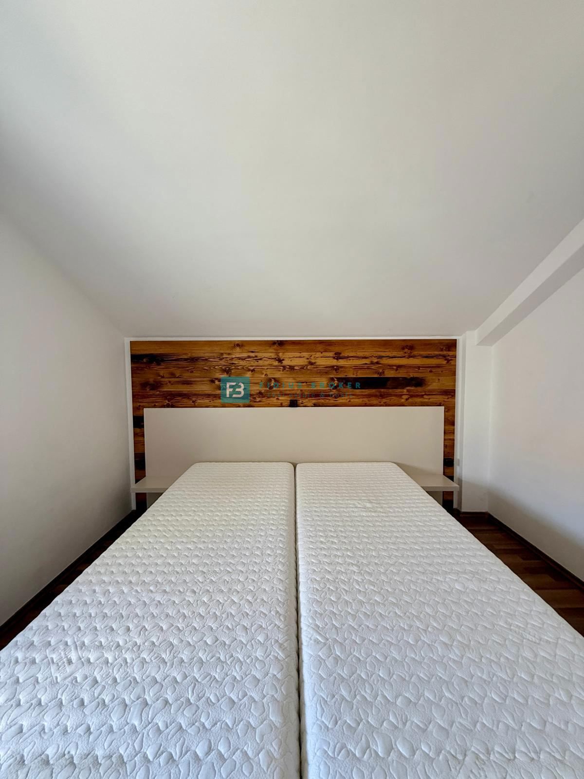 VODICE, samostojna hiša, 430 m do plaže, 5 apartmajev