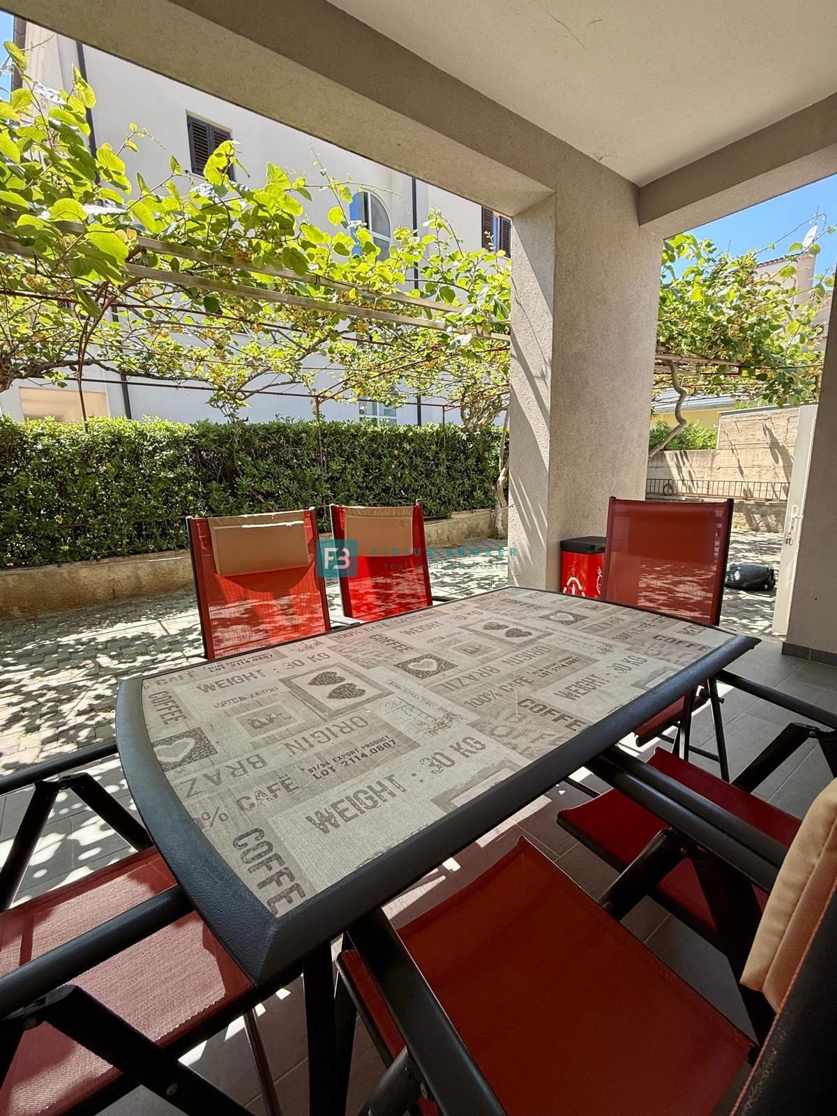 VODICE, samostojna hiša, 430 m do plaže, 5 apartmajev