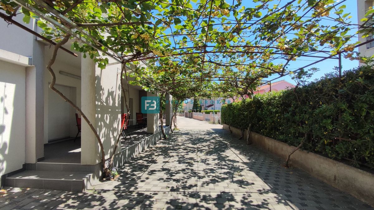 VODICE, samostojna hiša, 430 m do plaže, 5 apartmajev