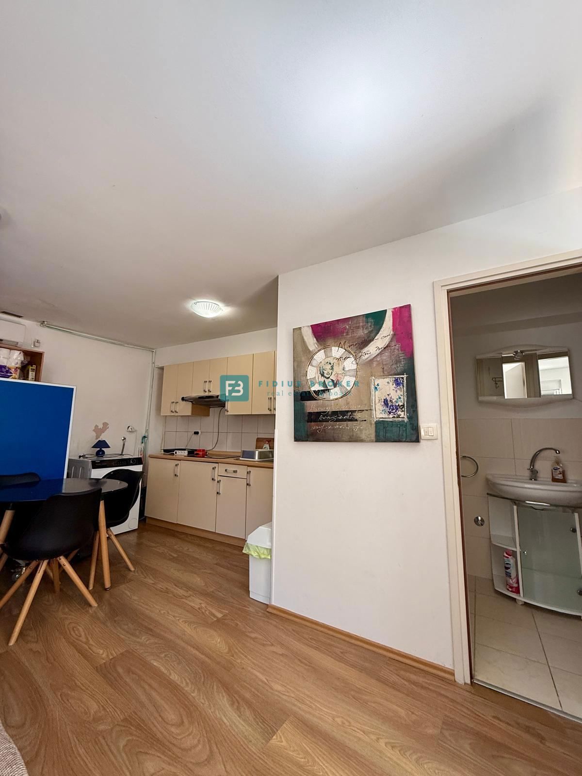 VODICE, samostojna hiša, 430 m do plaže, 5 apartmajev