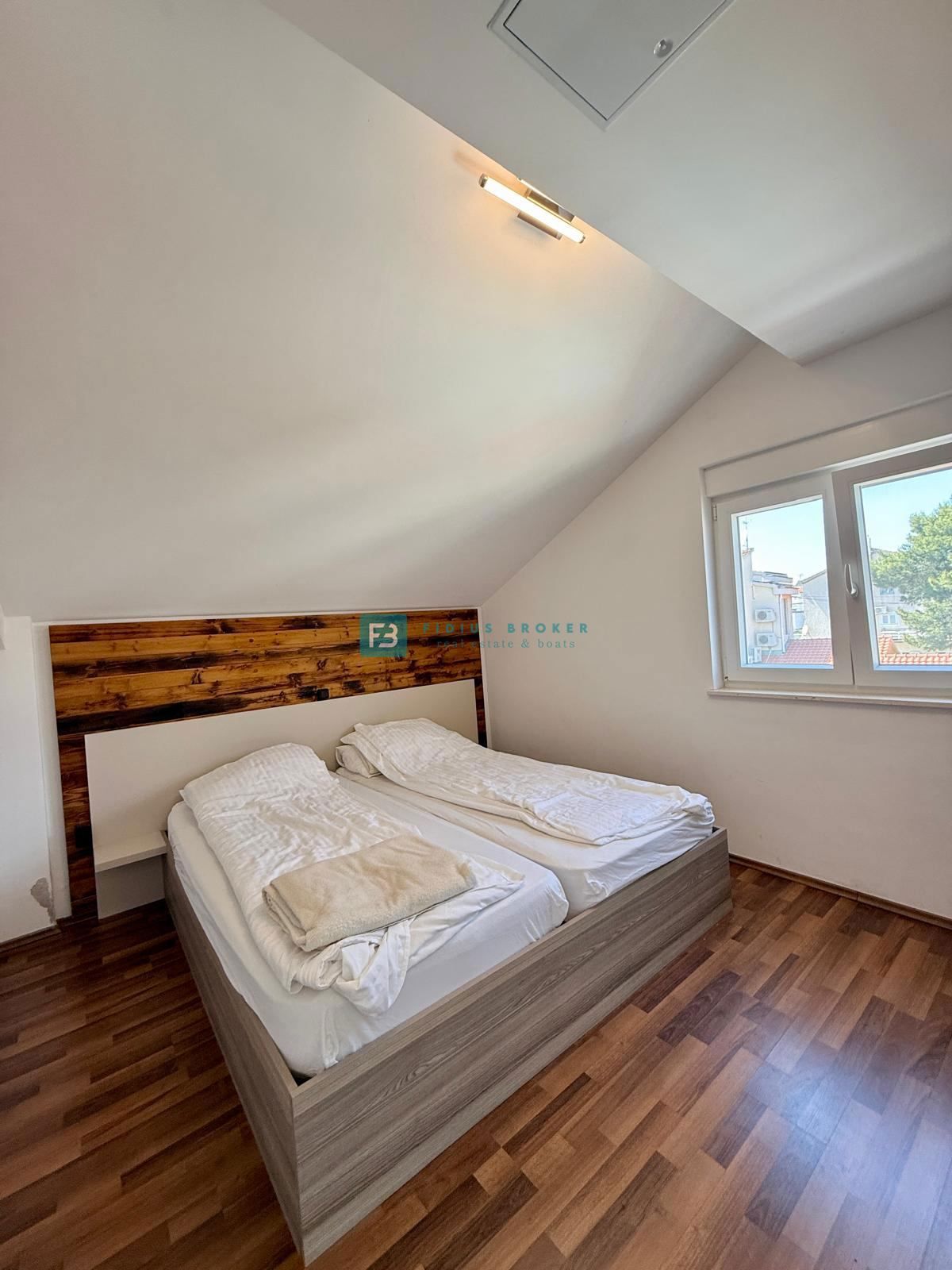 VODICE, samostojna hiša, 430 m do plaže, 5 apartmajev