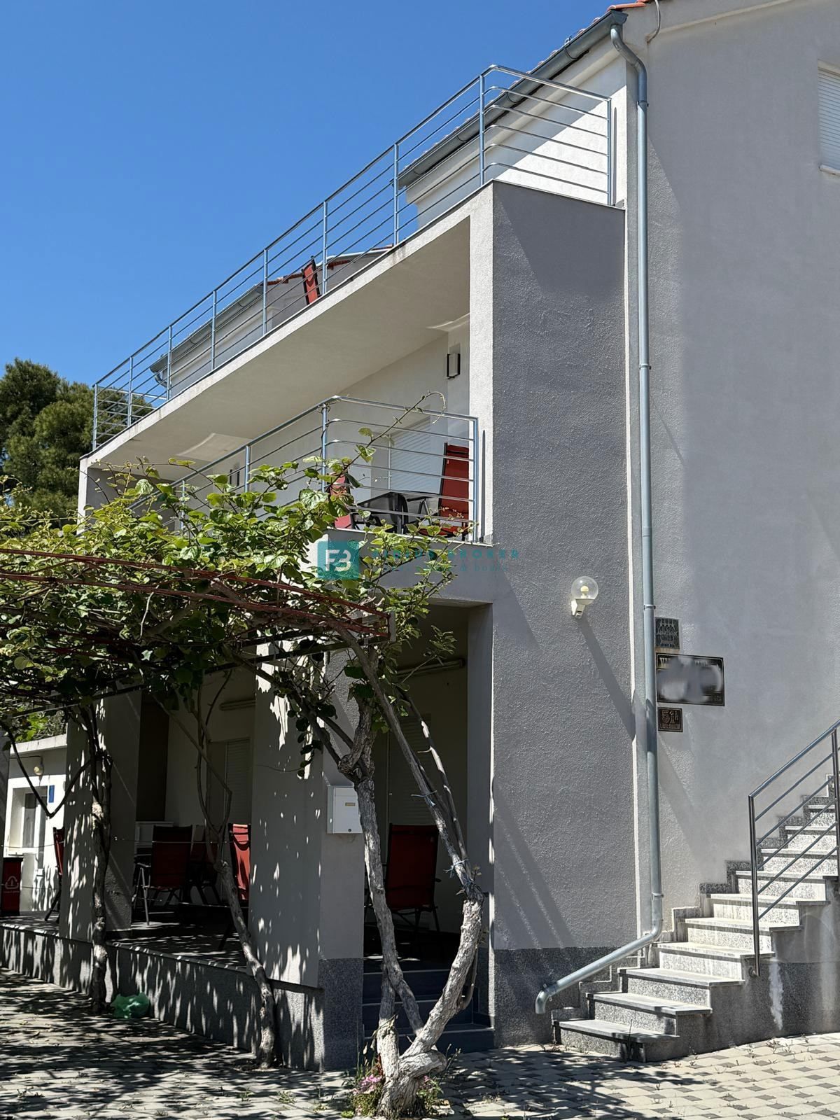 VODICE, samostojna hiša, 430 m do plaže, 5 apartmajev