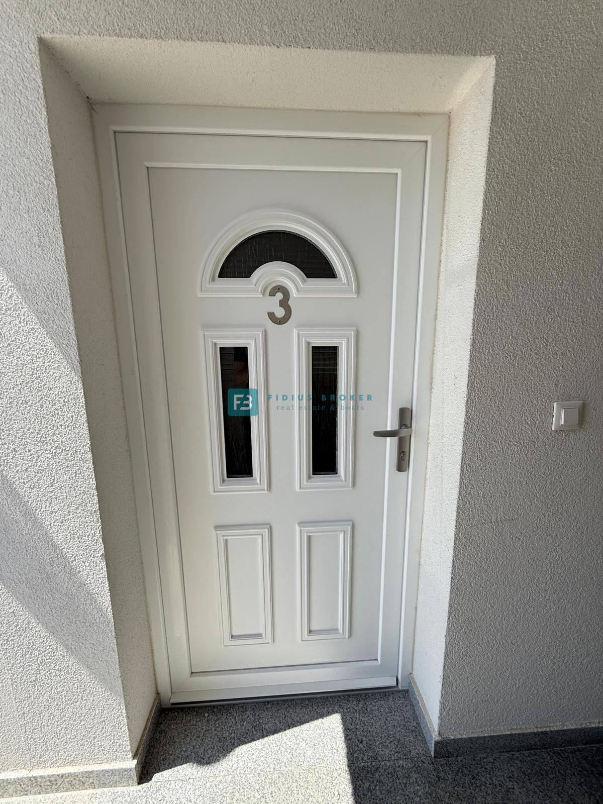 VODICE, samostojna hiša, 430 m do plaže, 5 apartmajev