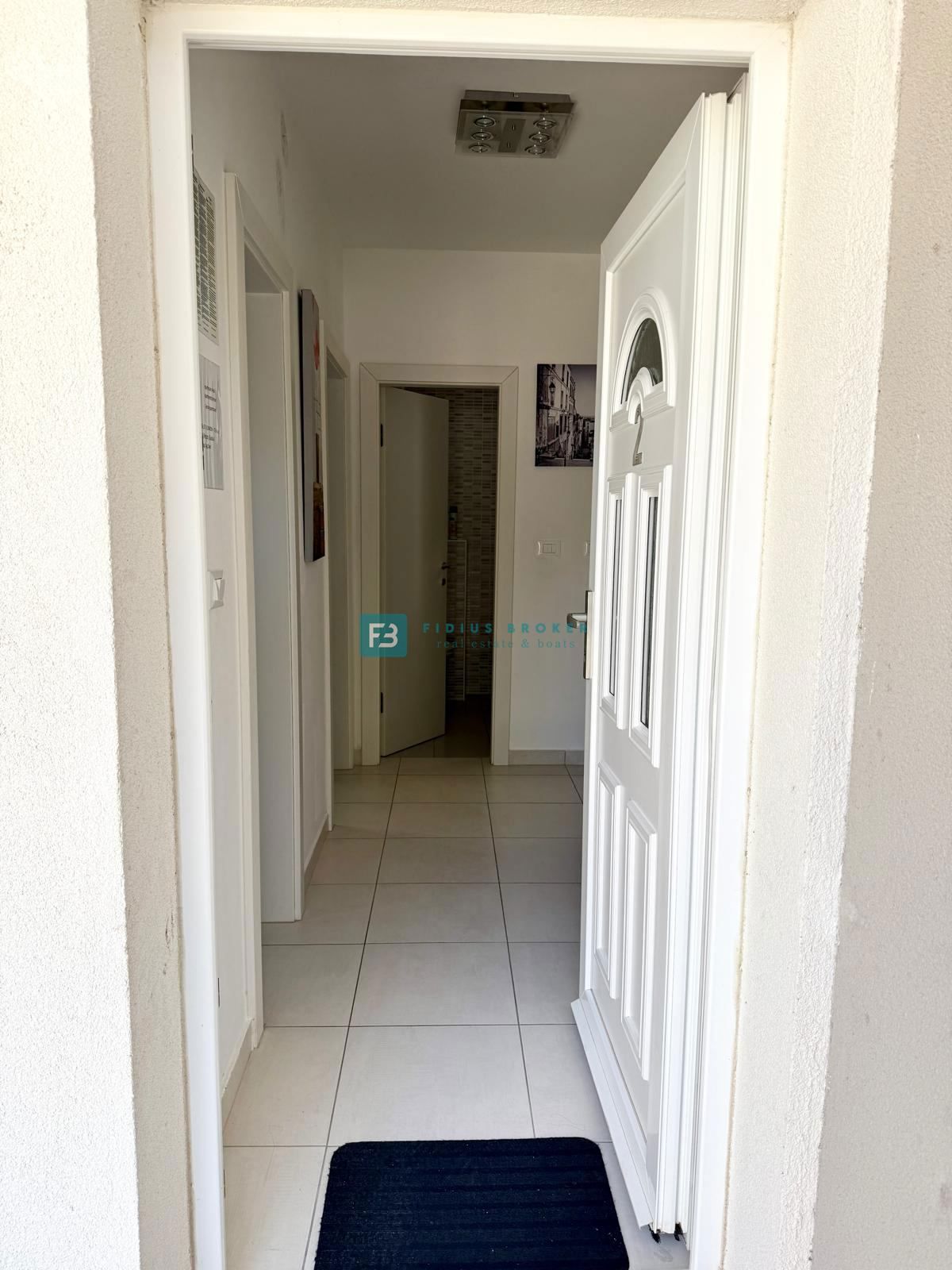 VODICE, samostojna hiša, 430 m do plaže, 5 apartmajev