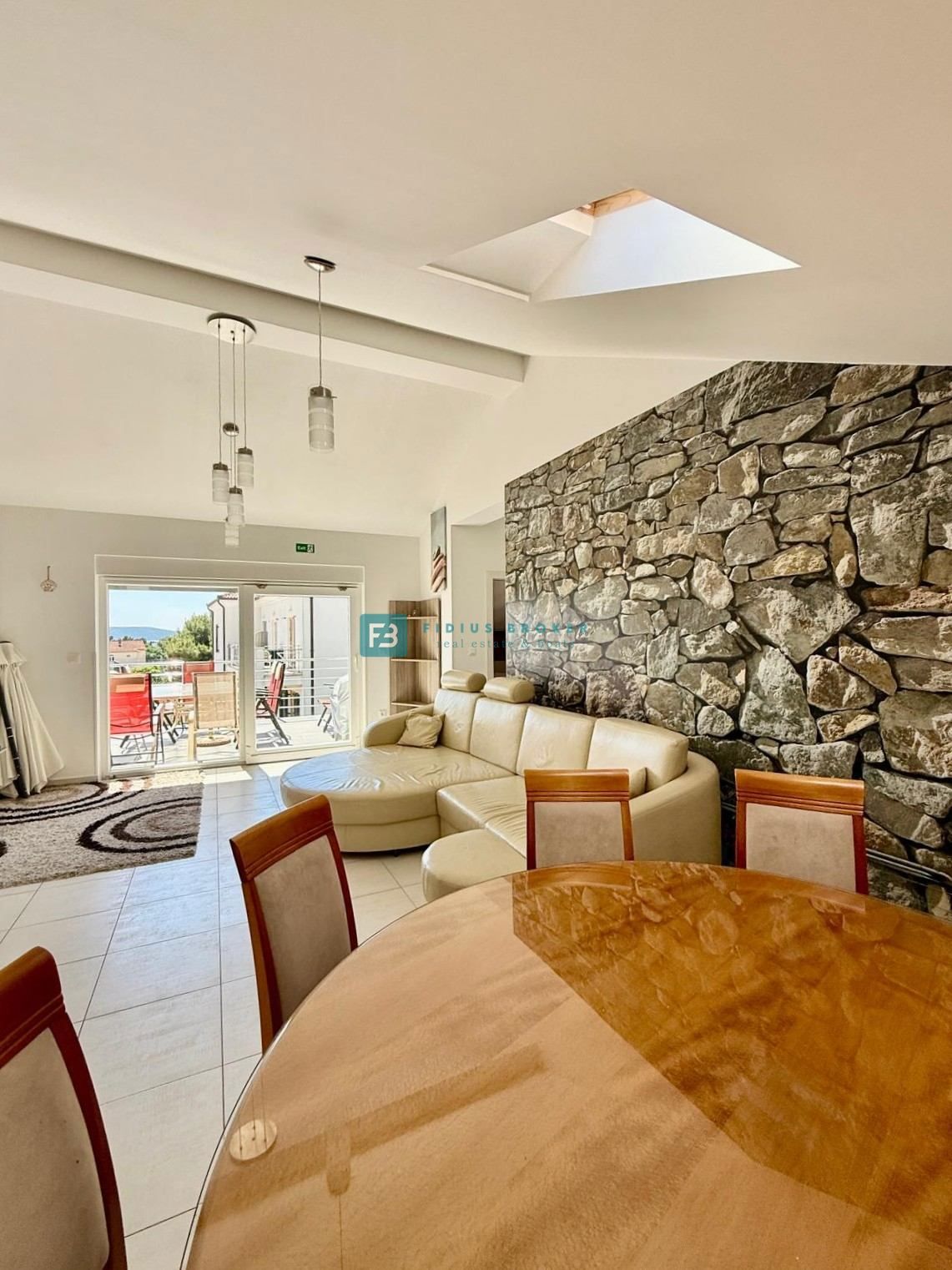 VODICE, samostojna hiša, 430 m do plaže, 5 apartmajev