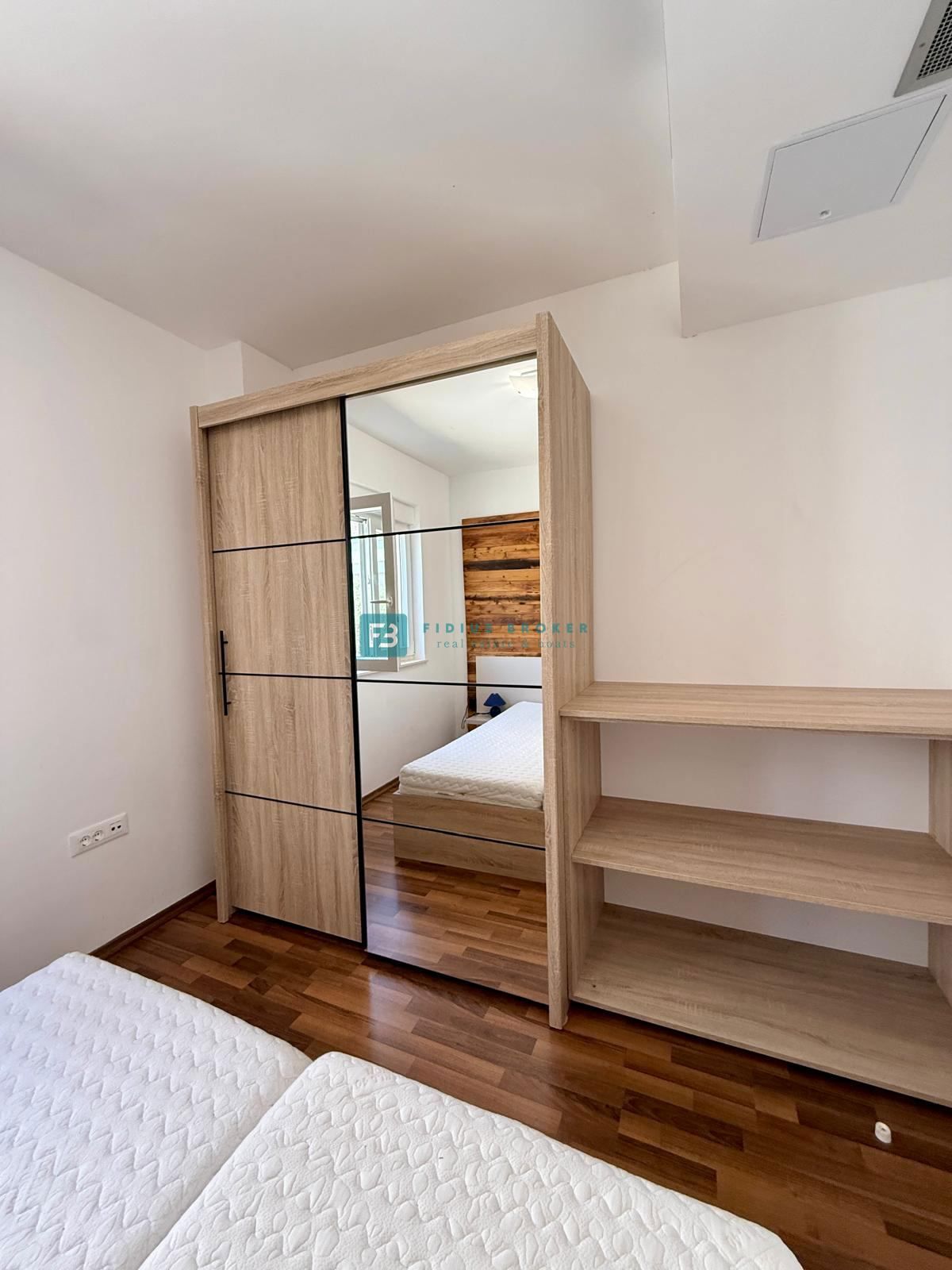 VODICE, samostojna hiša, 430 m do plaže, 5 apartmajev