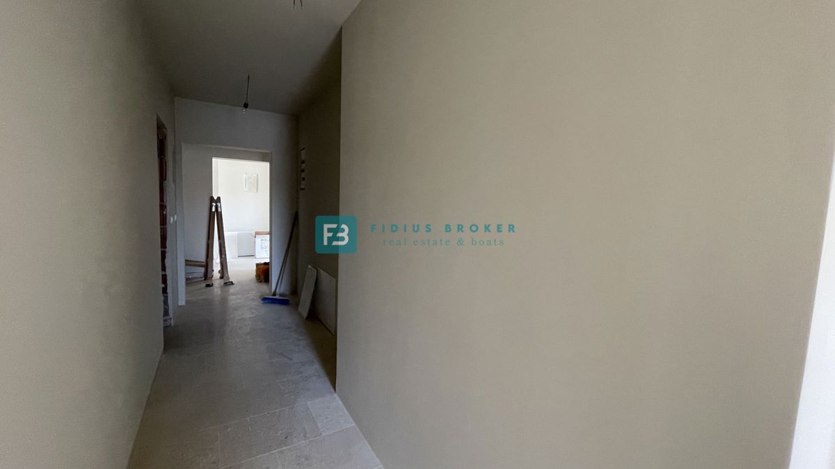 VODICE, novogradnja, pritličje z vrtom, dvigalo, parkirišče, shramba