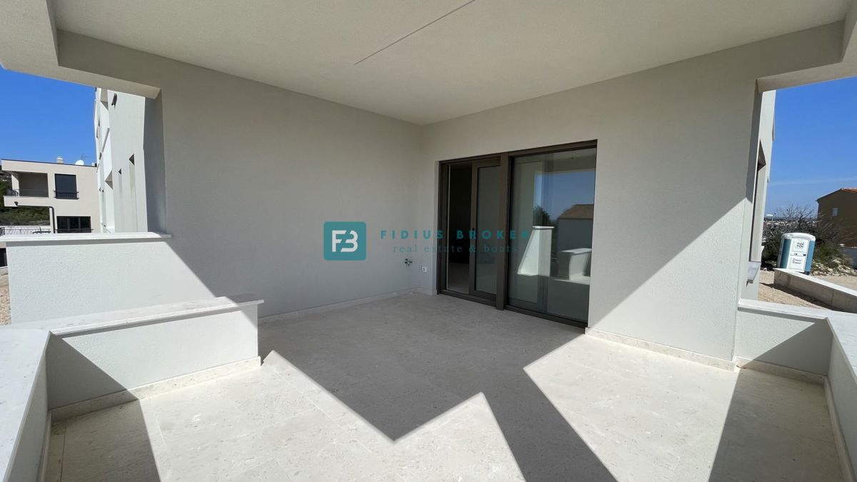 VODICE, novogradnja, pritličje z vrtom, dvigalo, parkirišče, shramba