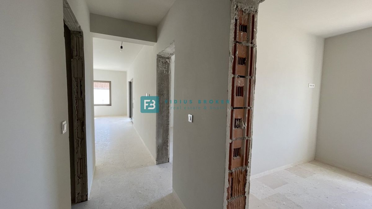 VODICE, novogradnja, pritličje z vrtom, dvigalo, parkirišče, shramba