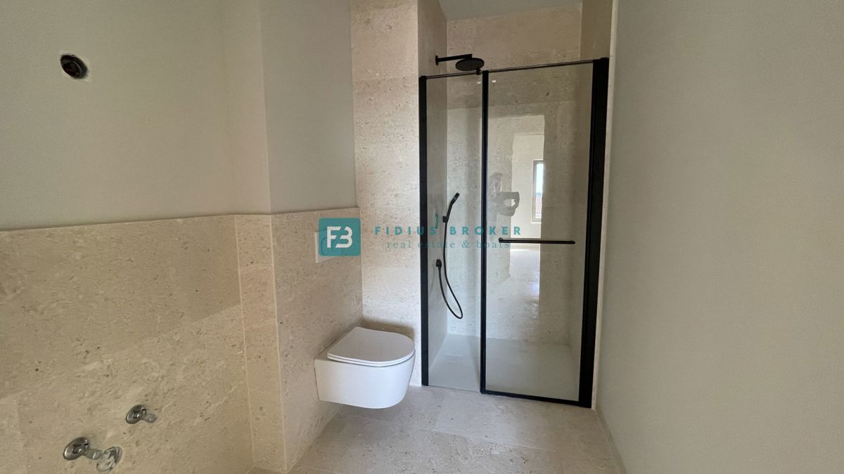 VODICE, novogradnja, pritličje z vrtom, dvigalo, parkirišče, shramba