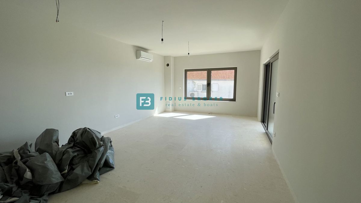 VODICE, novogradnja, pritličje z vrtom, dvigalo, parkirišče, shramba