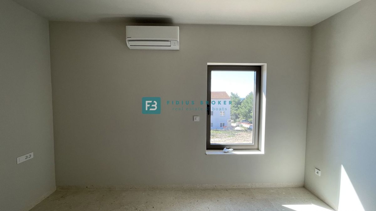 VODICE, novogradnja, pritličje z vrtom, dvigalo, parkirišče, shramba