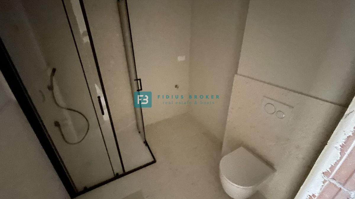 VODICE, novogradnja, pritličje z vrtom, dvigalo, parkirišče, shramba