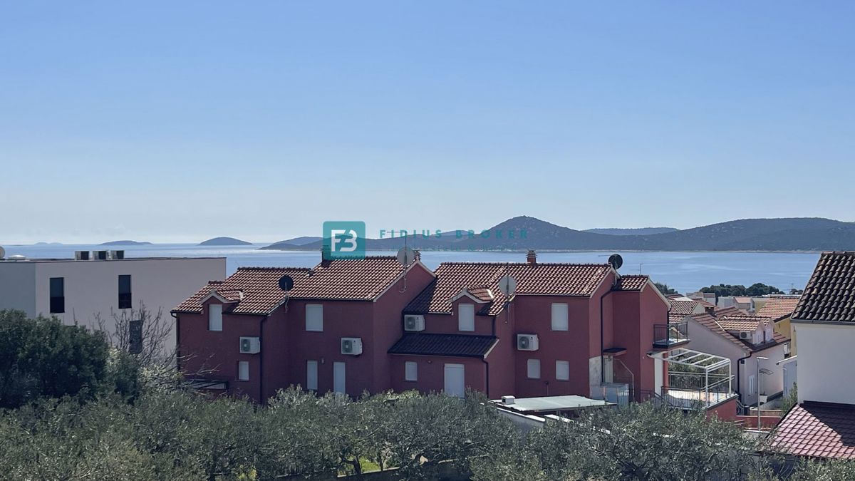 VODICE, novogradnja, pritličje z vrtom, dvigalo, parkirišče, shramba