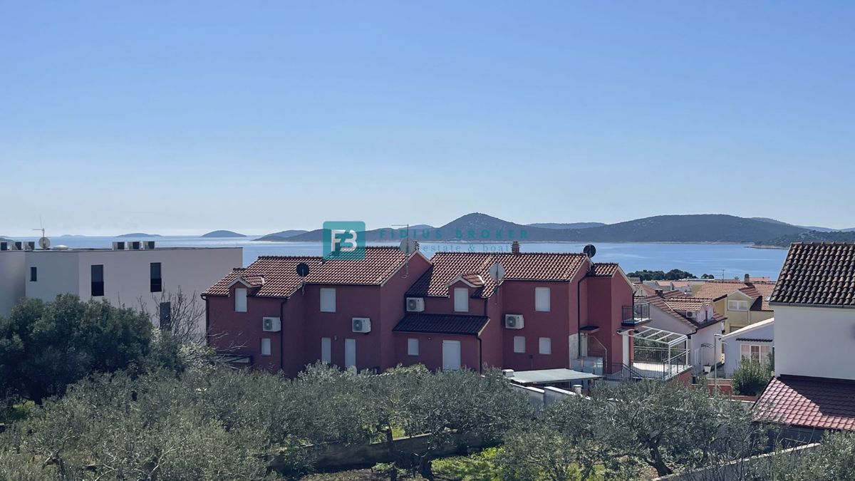 VODICE, novogradnja, pritličje z vrtom, dvigalo, parkirišče, shramba