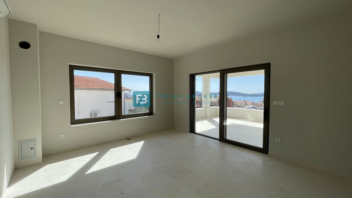 VODICE, novogradnja, pritličje z vrtom, dvigalo, parkirišče, shramba