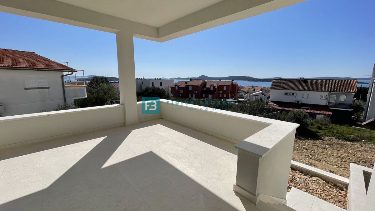 VODICE, novogradnja, pritličje z vrtom, dvigalo, parkirišče, shramba