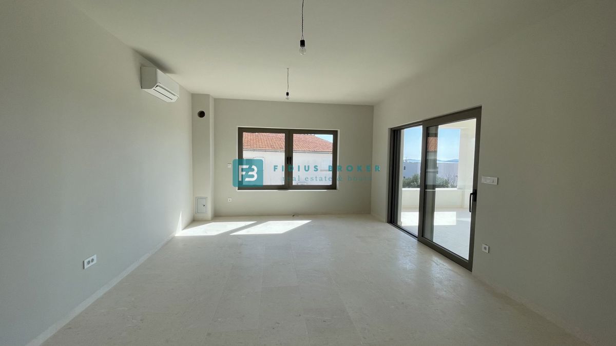 VODICE, novogradnja, pritličje z vrtom, dvigalo, parkirišče, shramba