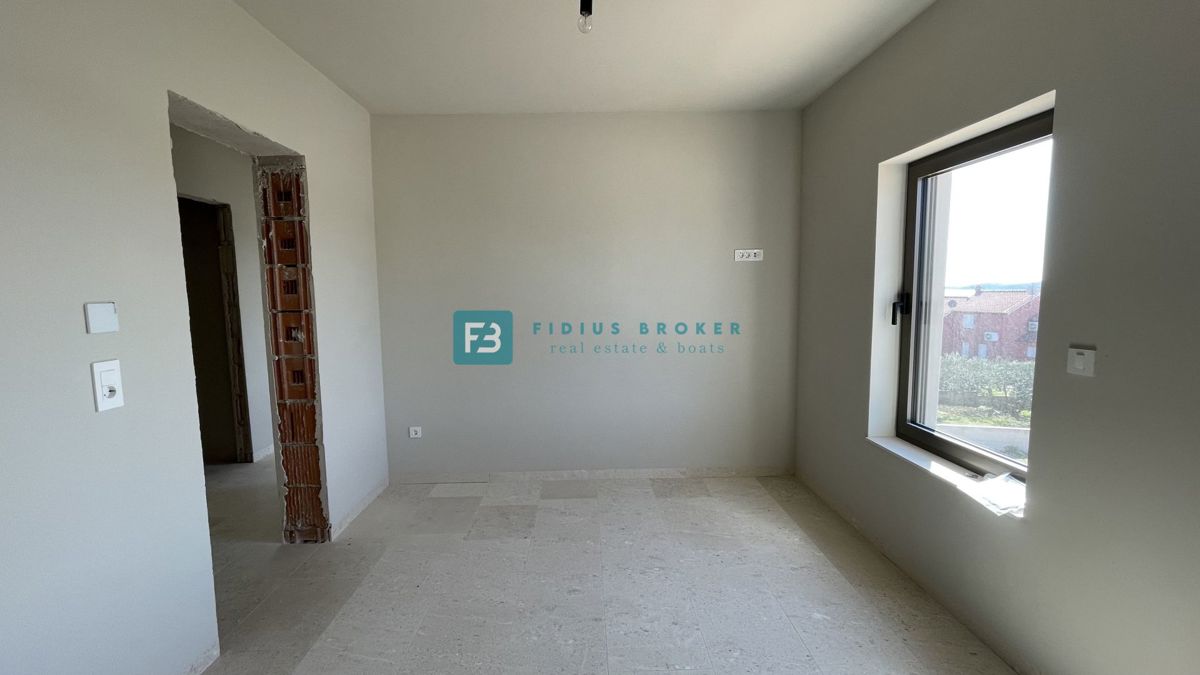 VODICE, novogradnja, pritličje z vrtom, dvigalo, parkirišče, shramba