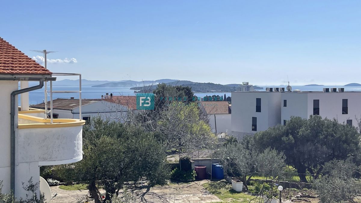 VODICE, novogradnja, pritličje z vrtom, dvigalo, parkirišče, shramba