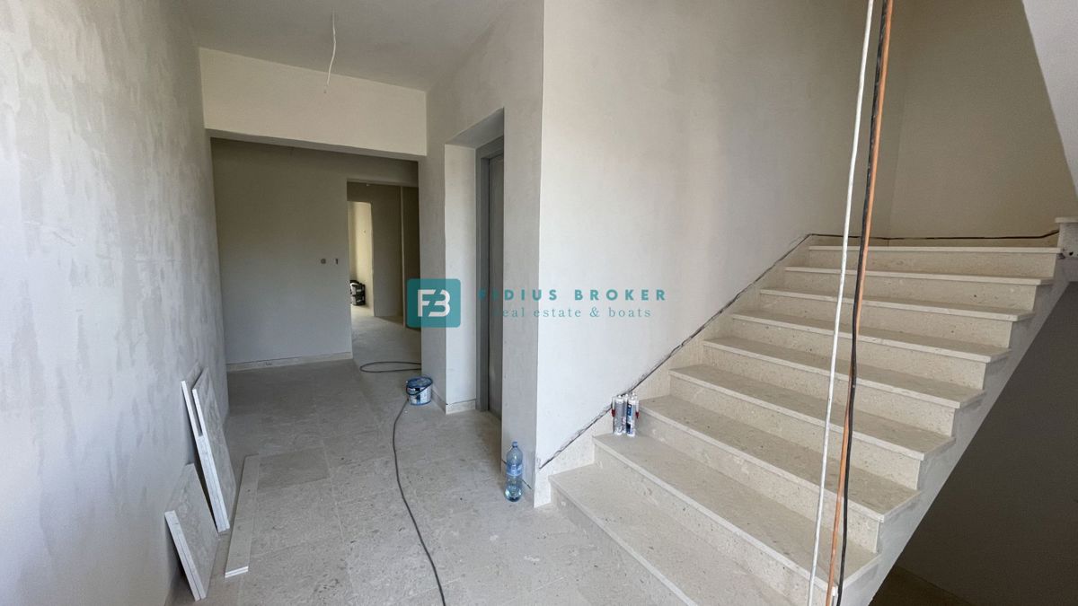 VODICE, novogradnja, pritličje z vrtom, dvigalo, parkirišče, shramba