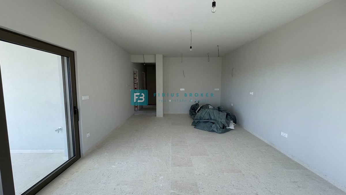 VODICE, novogradnja, pritličje z vrtom, dvigalo, parkirišče, shramba