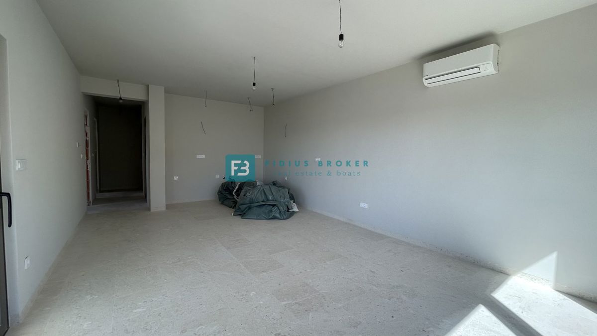 VODICE, novogradnja, pritličje z vrtom, dvigalo, parkirišče, shramba