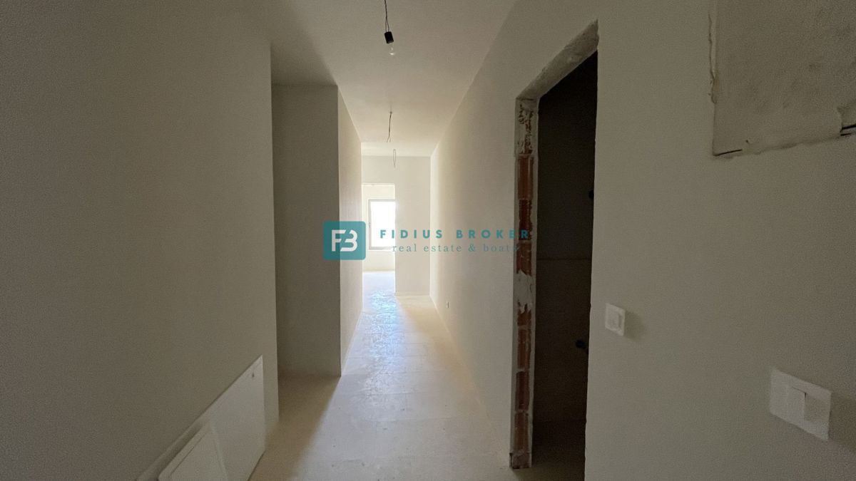 VODICE, novogradnja, pritličje z vrtom, dvigalo, parkirišče, shramba