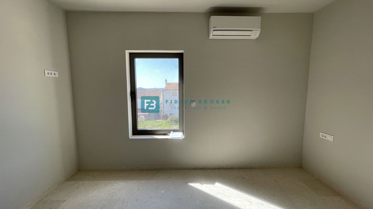 VODICE, novogradnja, pritličje z vrtom, dvigalo, parkirišče, shramba