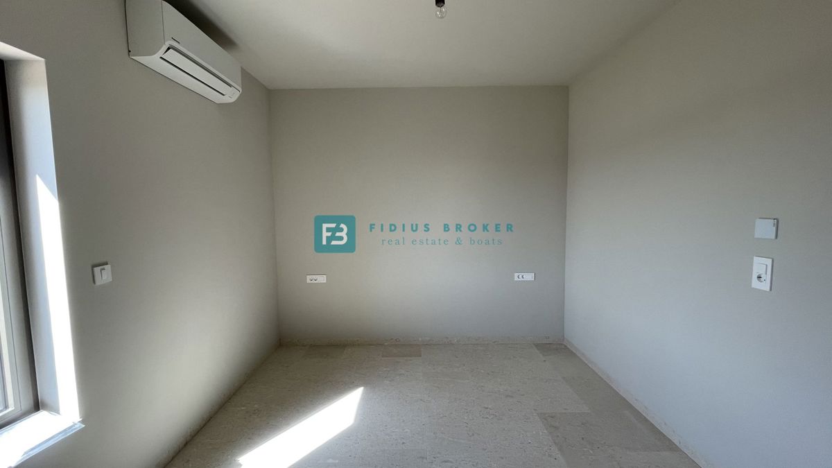 VODICE, novogradnja, pritličje z vrtom, dvigalo, parkirišče, shramba