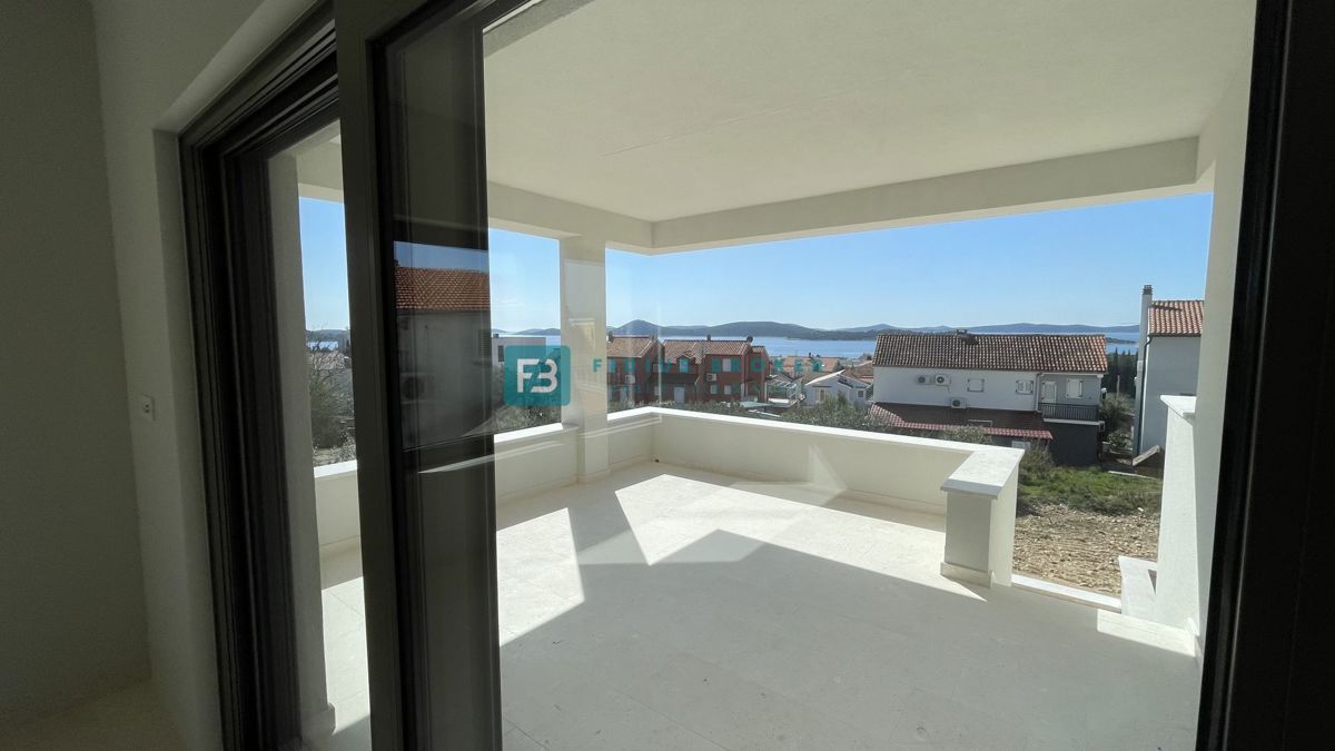 VODICE, novogradnja, pritličje z vrtom, dvigalo, parkirišče, shramba