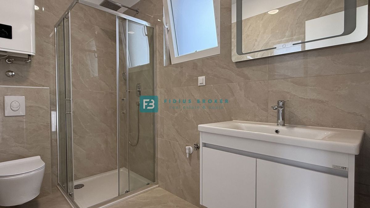 VODICE, novo, hiša z dvema stanovanjemaa, panoramski pogled na morje, bazen, vrt