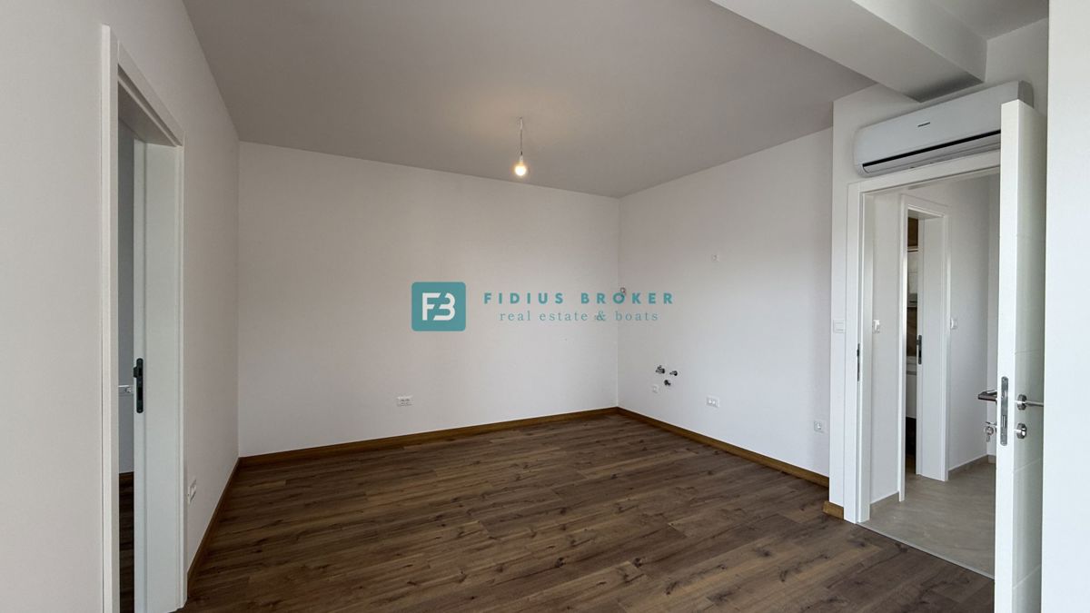 VODICE, novo, hiša z dvema stanovanjemaa, panoramski pogled na morje, bazen, vrt