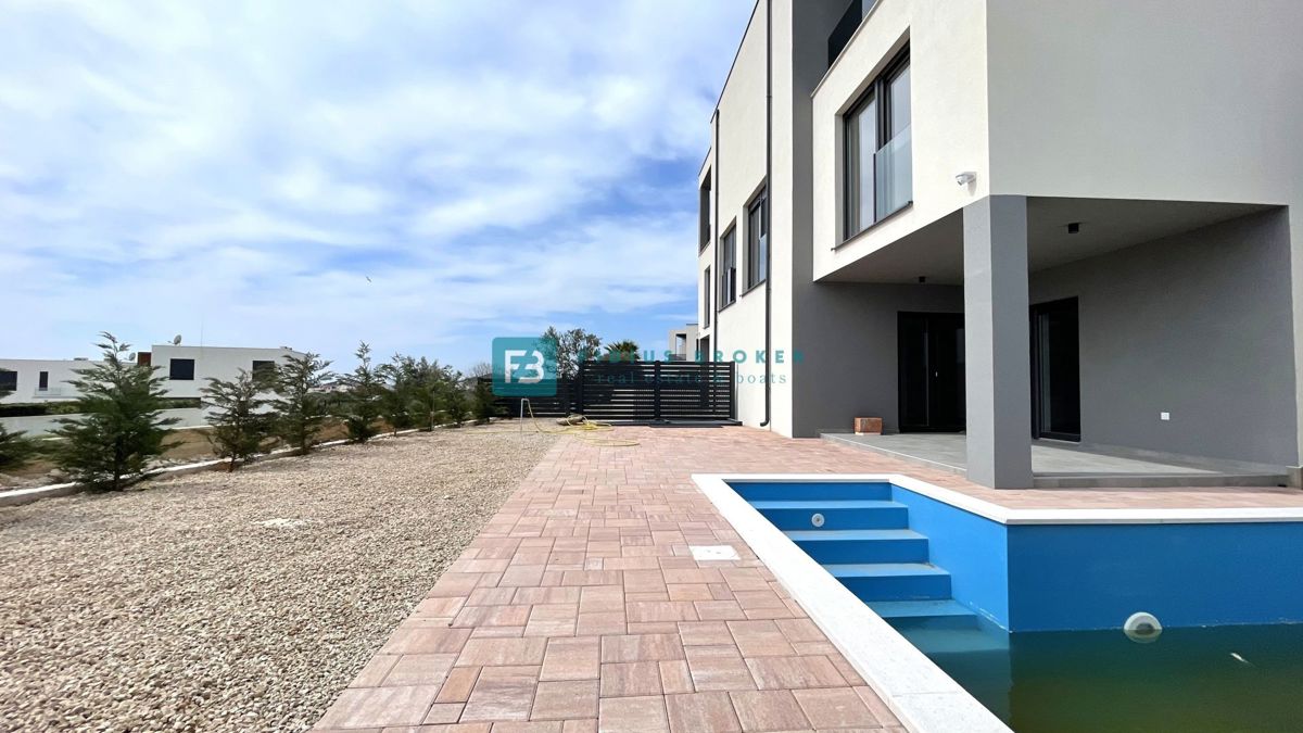 VODICE, novo, hiša z dvema stanovanjemaa, panoramski pogled na morje, bazen, vrt