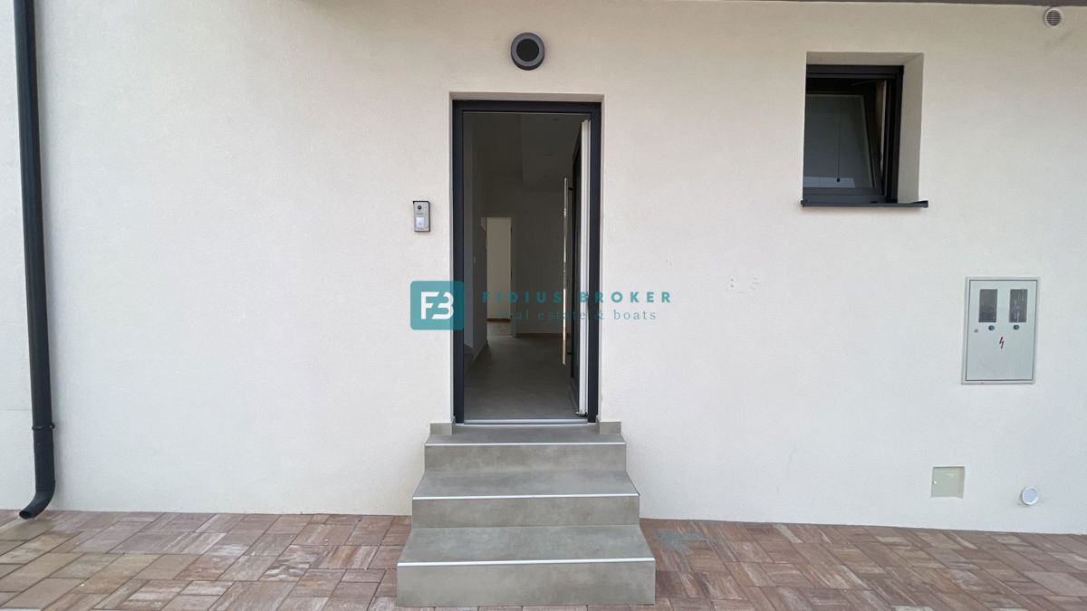 VODICE, novo, hiša z dvema stanovanjemaa, panoramski pogled na morje, bazen, vrt