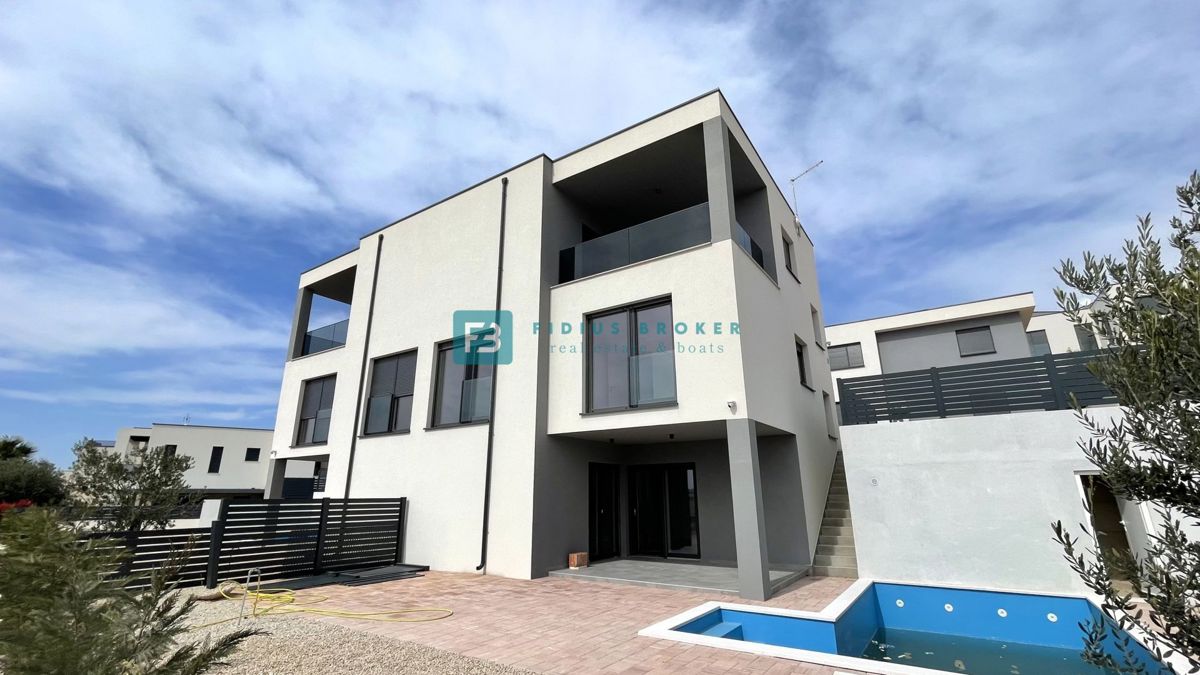 VODICE, novo, hiša z dvema stanovanjemaa, panoramski pogled na morje, bazen, vrt