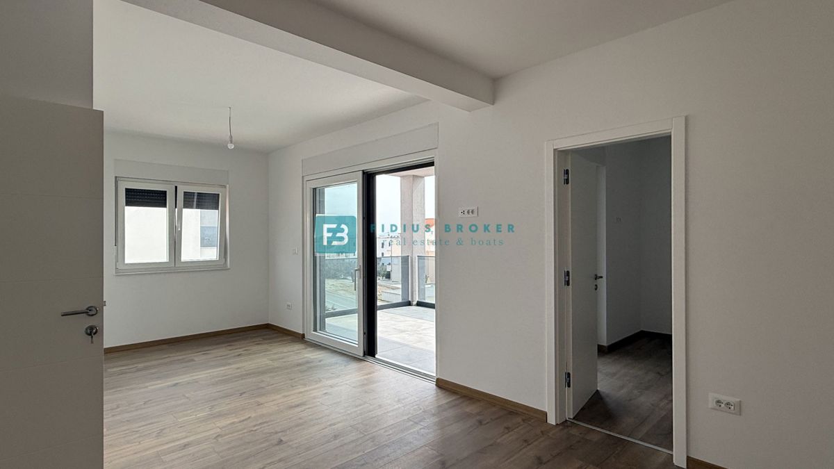 VODICE, novo, hiša z dvema stanovanjemaa, panoramski pogled na morje, bazen, vrt