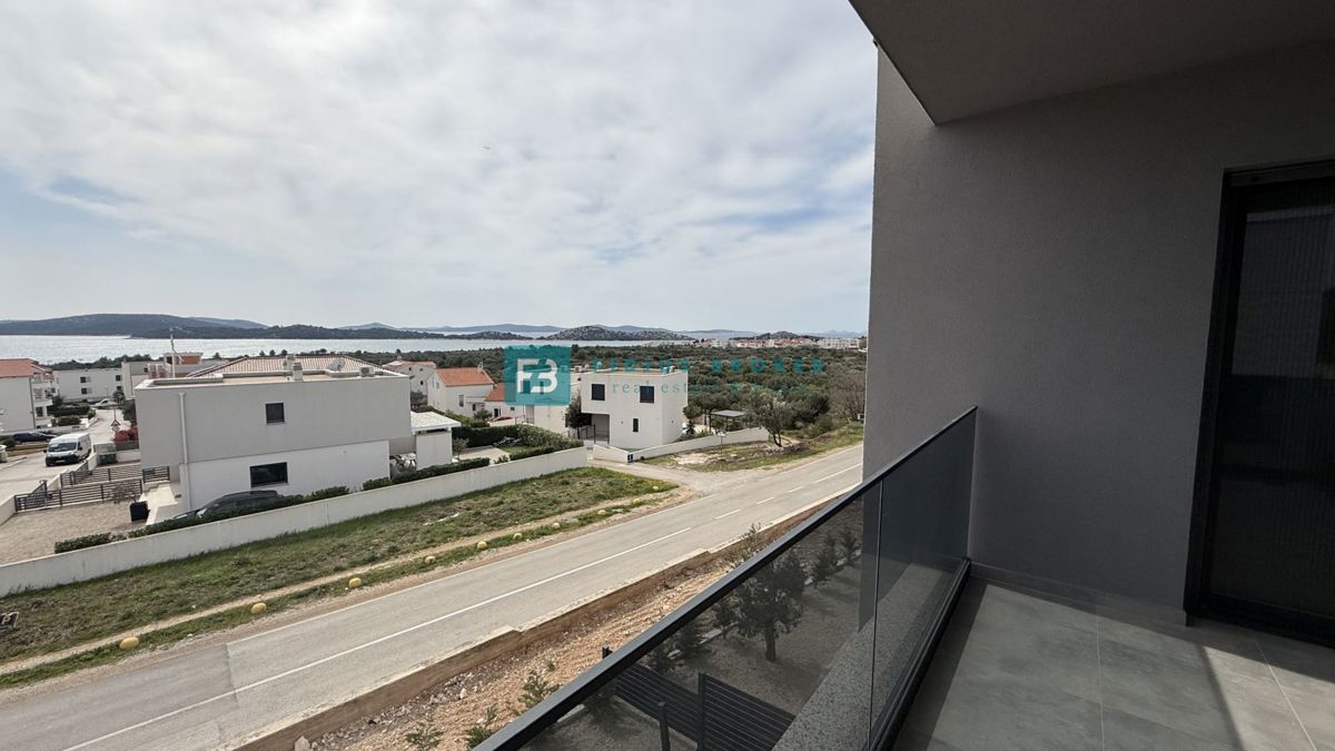 VODICE, novo, hiša z dvema stanovanjemaa, panoramski pogled na morje, bazen, vrt