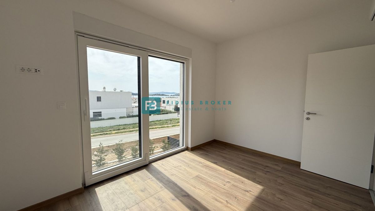 VODICE, novo, hiša z dvema stanovanjemaa, panoramski pogled na morje, bazen, vrt