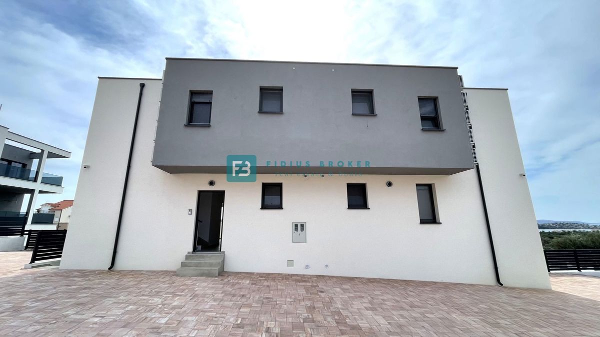 VODICE, novo, hiša z dvema stanovanjemaa, panoramski pogled na morje, bazen, vrt