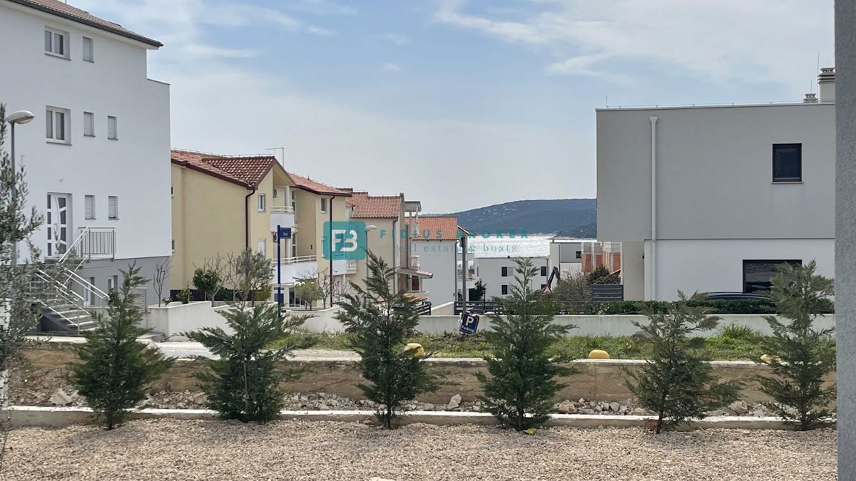VODICE, novo, hiša z dvema stanovanjemaa, panoramski pogled na morje, bazen, vrt