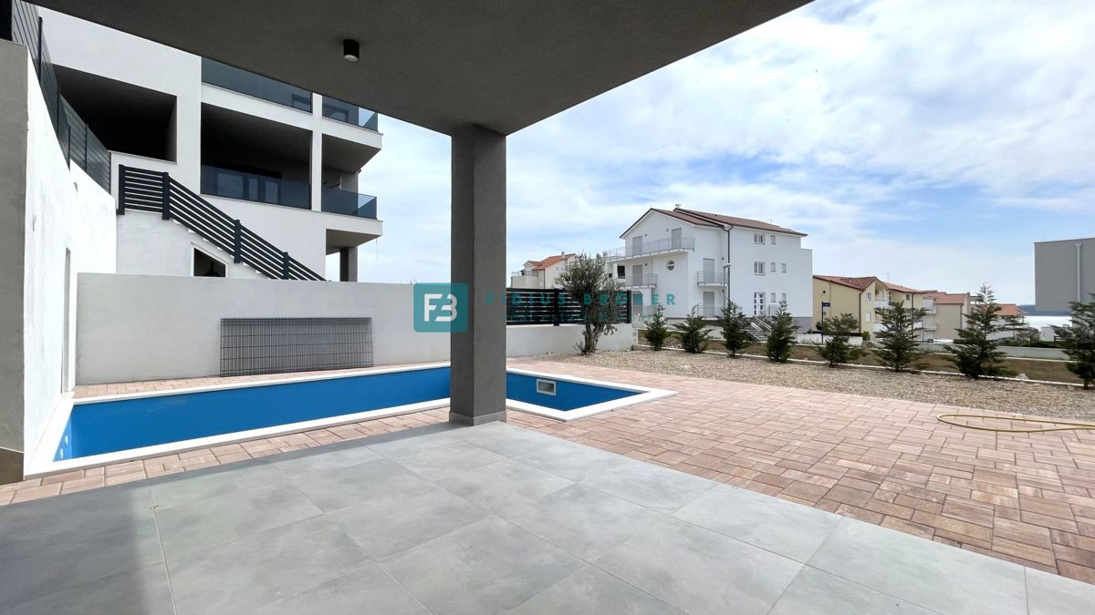 VODICE, novo, hiša z dvema stanovanjemaa, panoramski pogled na morje, bazen, vrt