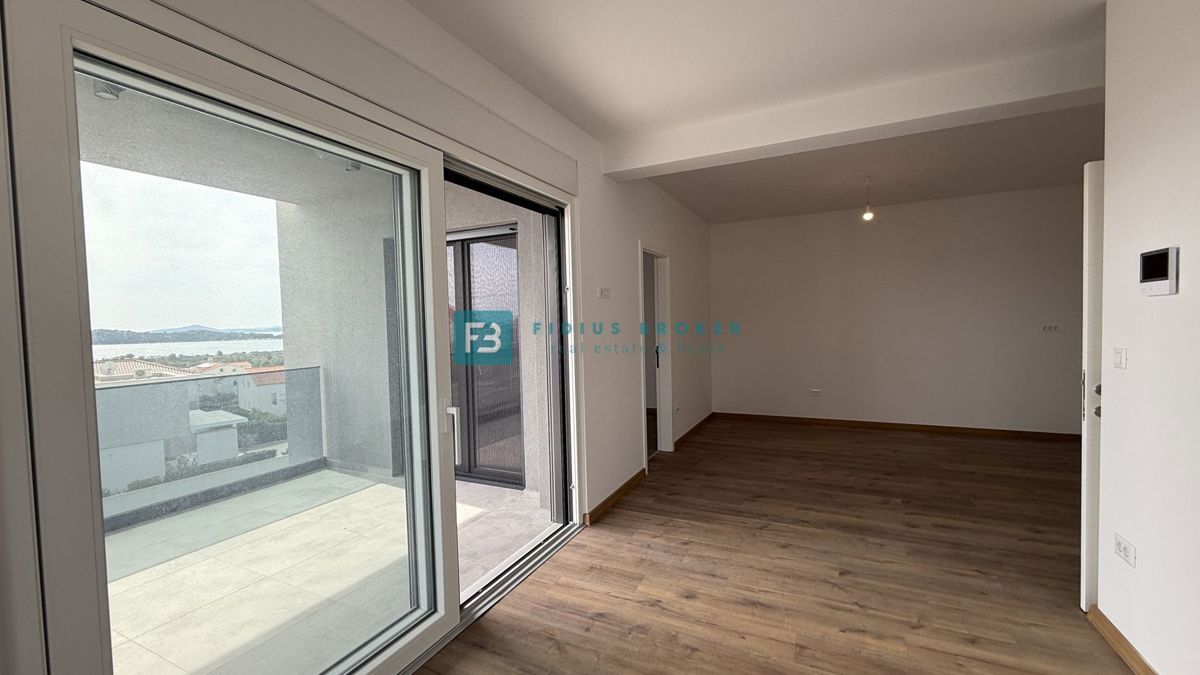 VODICE, novo, hiša z dvema stanovanjemaa, panoramski pogled na morje, bazen, vrt