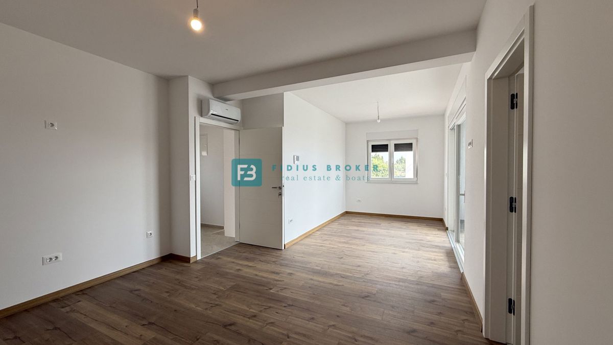 VODICE, novo, hiša z dvema stanovanjemaa, panoramski pogled na morje, bazen, vrt